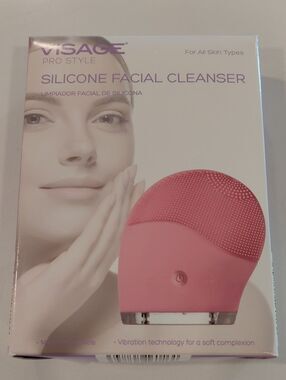 NEW  Foreo "Luna",  "WANNABE"  Silicone Facial Cleanser "BarbieCore Pink".